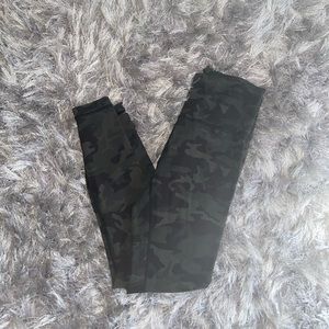 Lululemon wunder under green camo leggings 28’